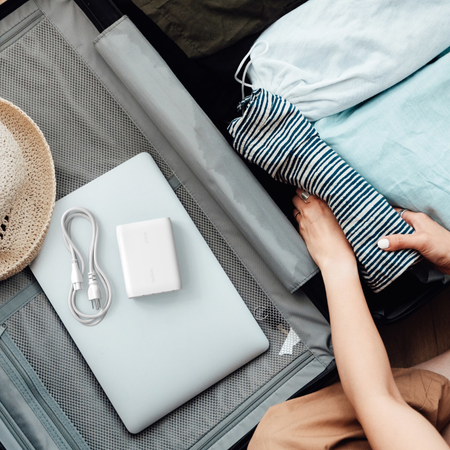 Belkin BoostCharge Pro - Ładowarka sieciowa Power Delivery, 4 porty USB-C, GaN, 200W - biała (WCH015VFWH)