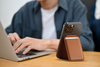 Satechi Vegan-Leather Wallet Stand -portfel i podstawka do iPhone'a z wegańskiej skóry kompatybilny z MagSafe (brązowy) (ST-VLWN)